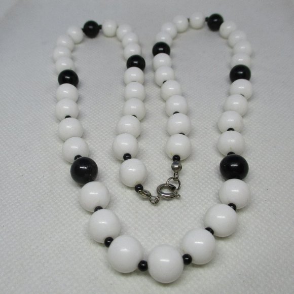 PLASTIC BEADED NECKLACE Black White Beaded Necklace White Beads Black Seed Beads - Picture 7 of 8